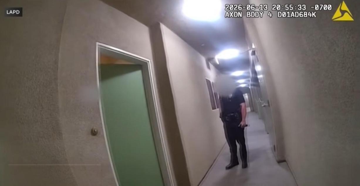 Blurred LAPD a-hole who shot Jameson - screenshot