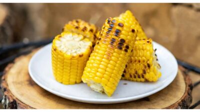 Grilled corn cobs