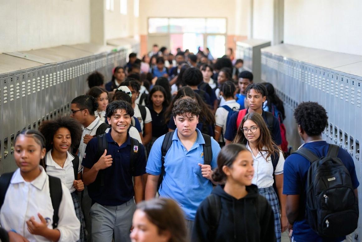 Students in hallway of a Compton HS - via eurAI