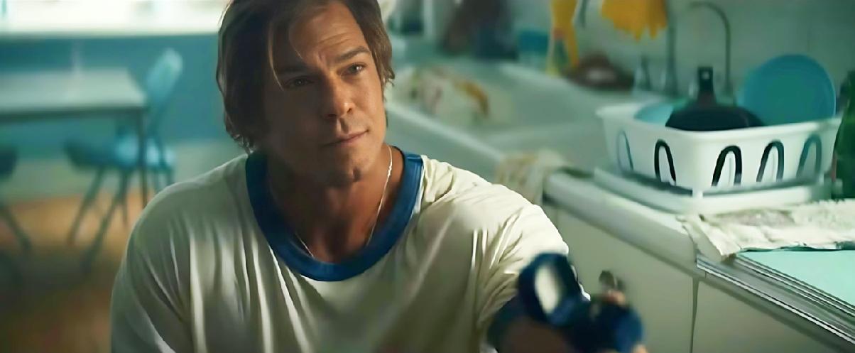 Alan Ritchson in 'Motor City' - screenshot