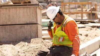 Construction worker in a heat wave in Los Angeles in July 2024 - Etienne Laurent-AFP via Getty Images