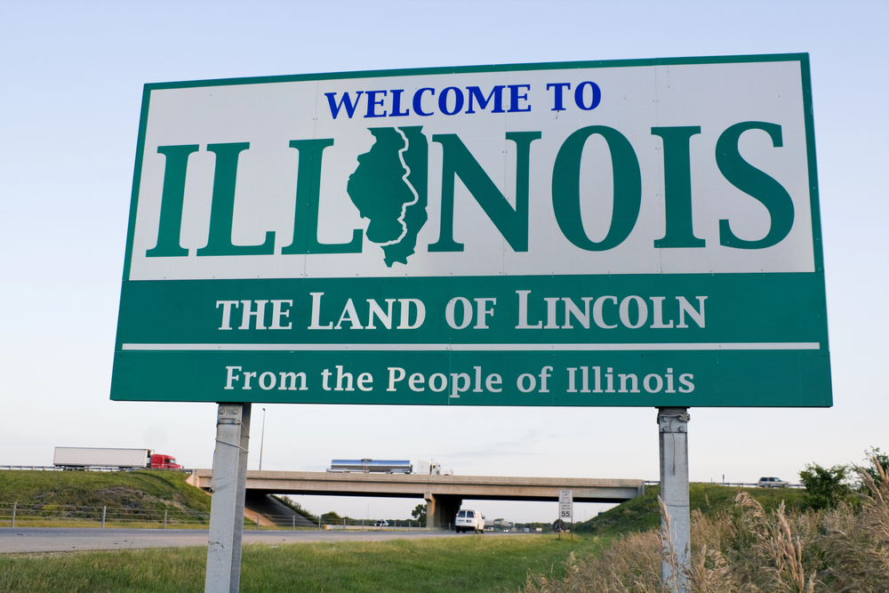 Illinois welcome sign along side of the road