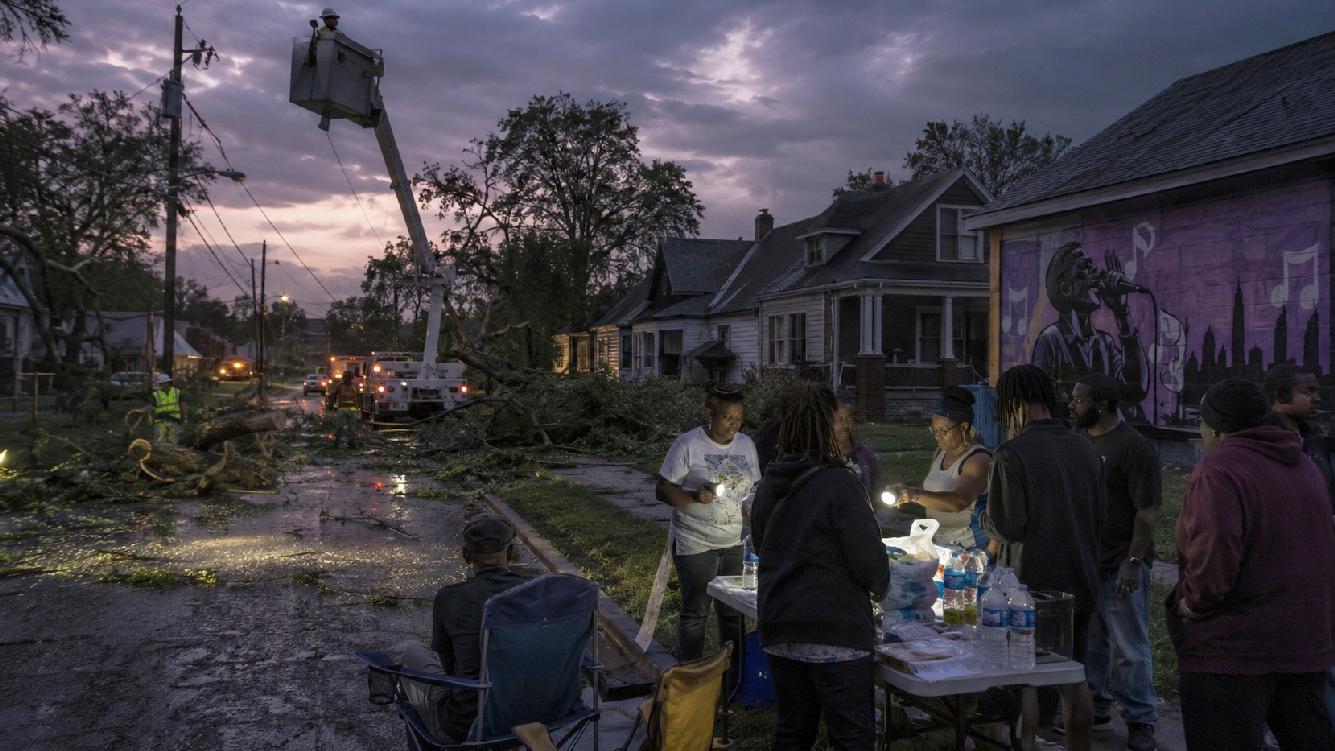 Gary (Indiana) residents cope with an extended power outage - via eurAI