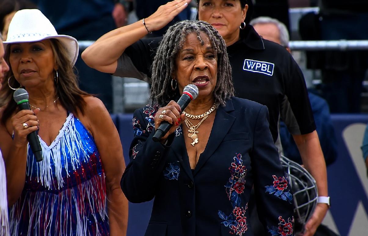 Martha Reeves and background singers 'singing' Nat'l Anthem - via screenshot