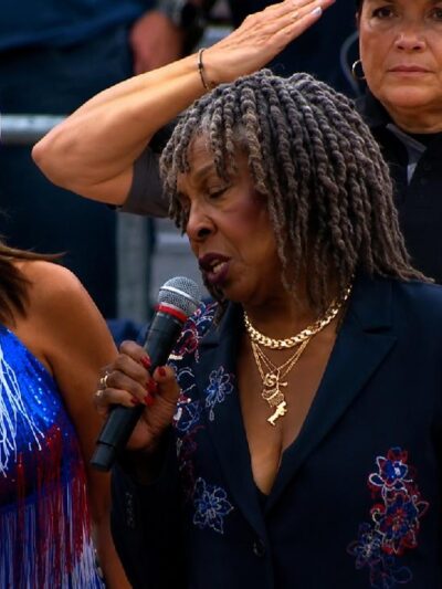 Martha Reeves and background singers 'singing' Nat'l Anthem - via screenshot2