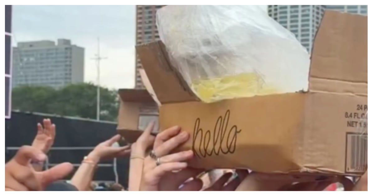 Видео с прохождением пакета с мочой через толпу на фестивале Lollapalooza вызвало возмущение в интернете