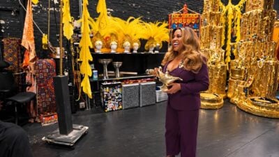 Sherri Shepherd holding genie lantern - screenshot
