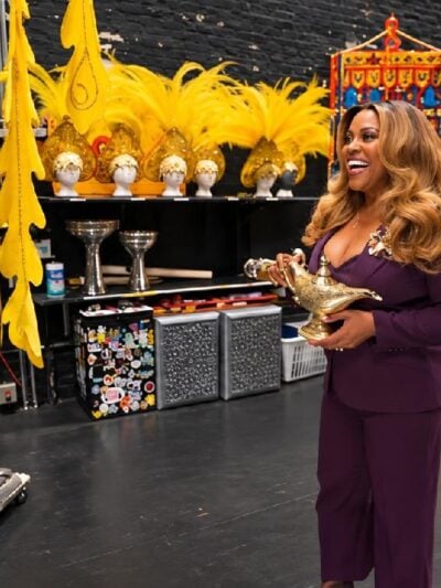 Sherri Shepherd holding genie lantern - screenshot
