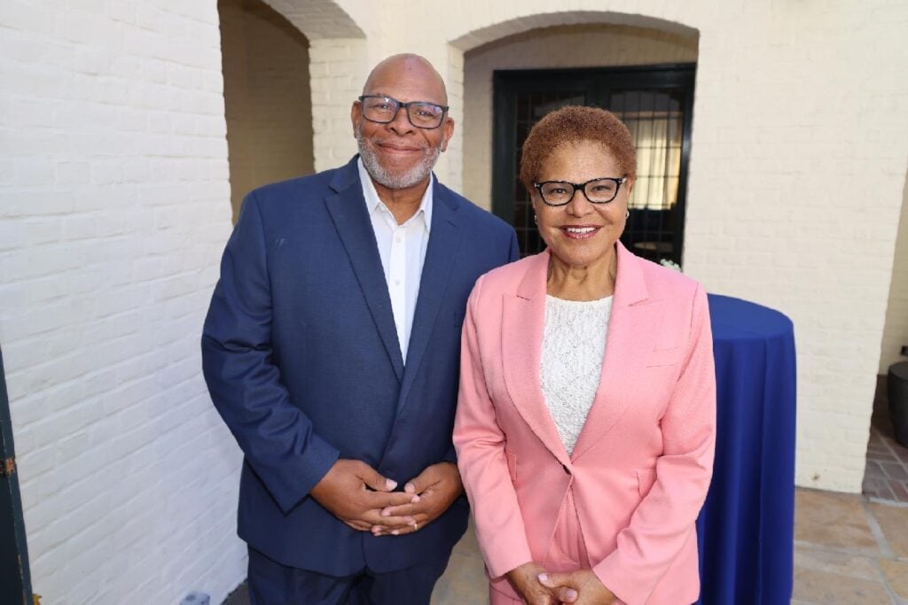 LA Black Media Breakfast - Dennis Freeman (news4usonline.com) and Mayor Bass